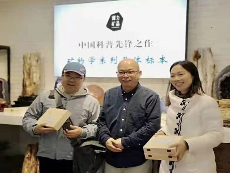 與長沙市明德中學黨委書記、研學主任、地理老師和長沙市第一中學地理老師學生開展研學課